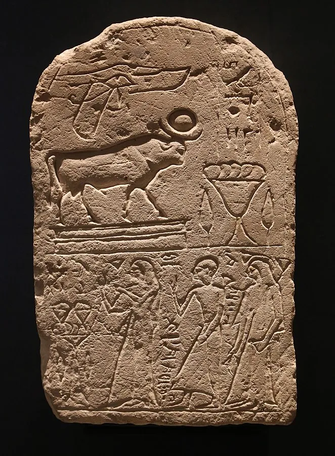 662px-Votivstele_fuer_den_Mnevis-Stier,_Heliopolis_12._Jh._v._Chr._Aegyptisches_Museum,_Muenchen-1.jpg