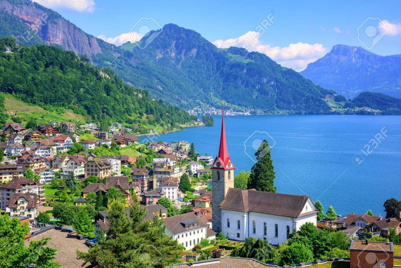 52851150-petite-ville-suisse-avec-l-église-gothique-sur-le-lac-de-lucerne-et-des-alpes-suisse.jpg