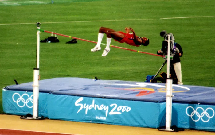 Clearing_the_bar_in_the_men's_high_jump_final_Sydney_2000.jpg