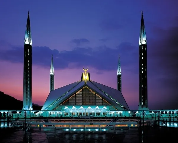 one_eyeland_faisal_mosque_pakistan_by_victor_romero_27243.jpg