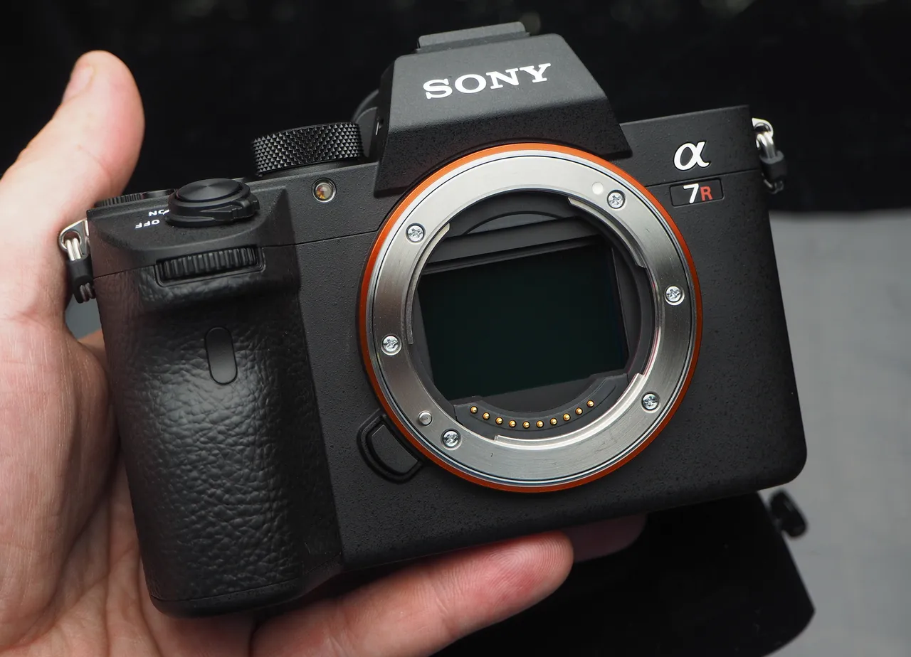 highres-Sony-Alpha-A7R-III-Hands-on-2_1508970960.jpg