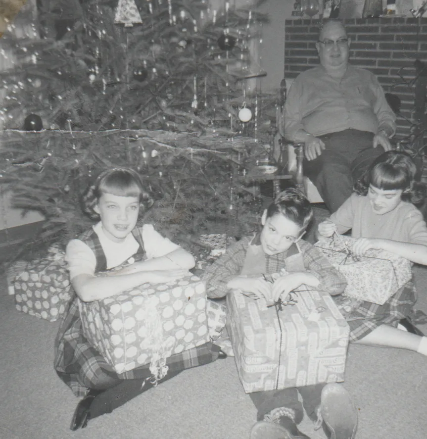 1960-12 - Charles, Marilyn, Brian, Karen, presents.png