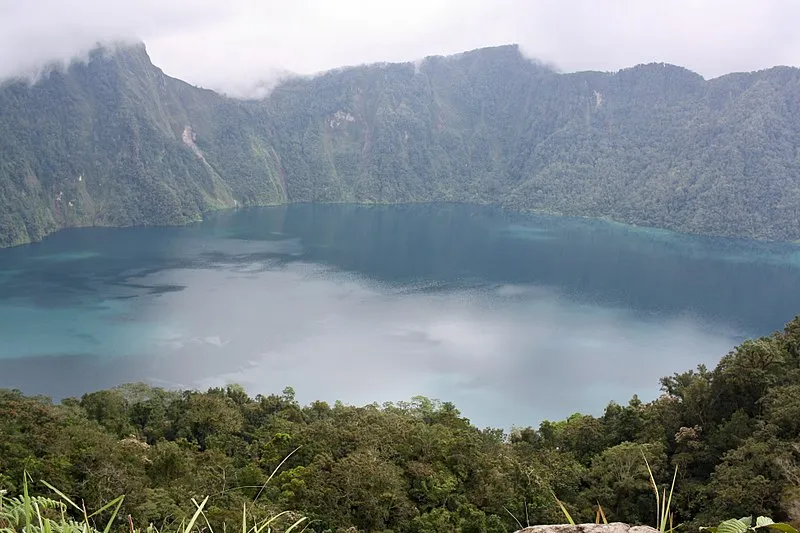 800px-Lake_Holon.jpg