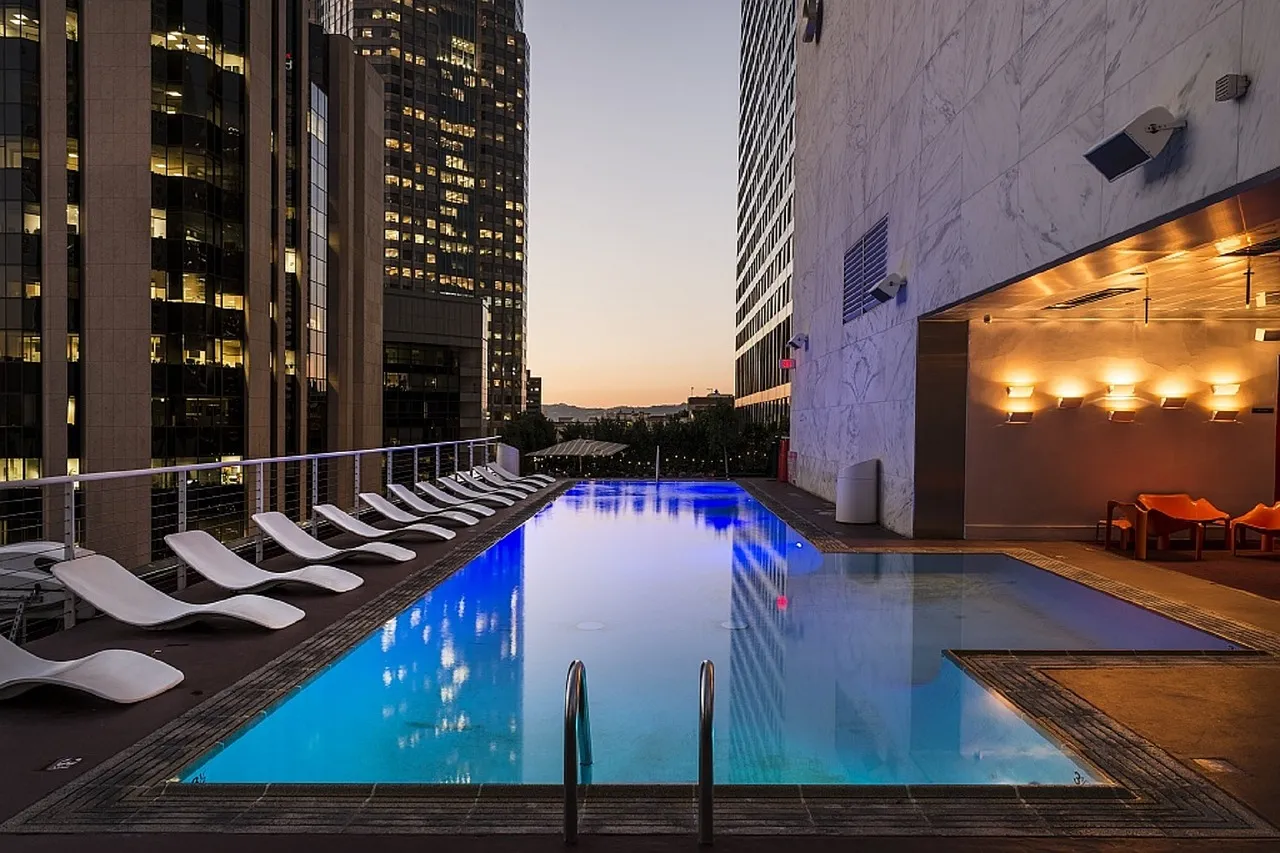 pool-720697_1280.jpg