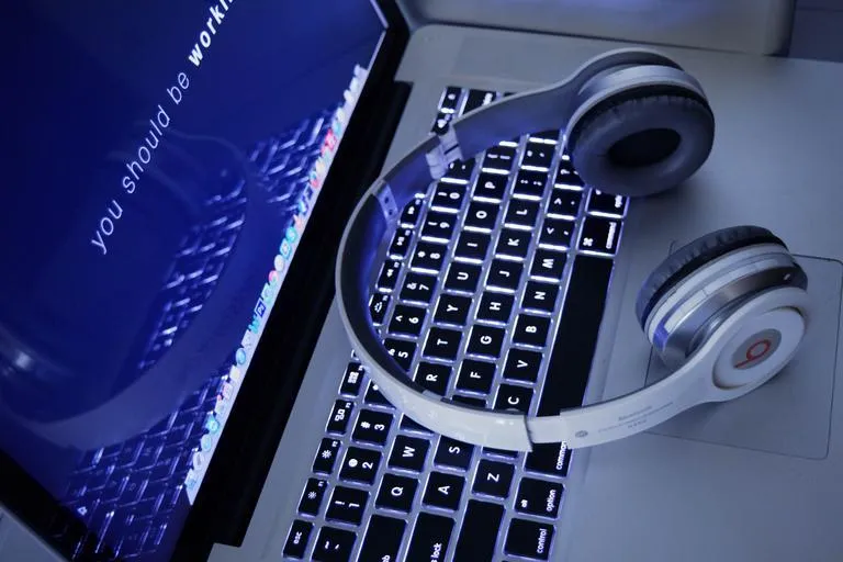 LaptopHeadphones.jpg