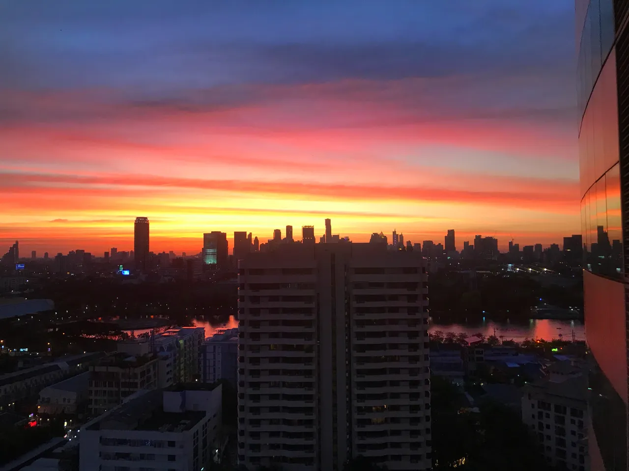 https://d1vof77qrk4l5q.cloudfront.net/img/nomadicsoul-sunset-in-bangkok-mlfutger-1546364706268.jpg