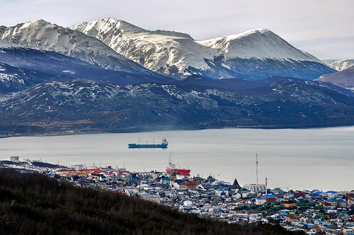 ushuaia_city_and_mountains_reduced1.jpg