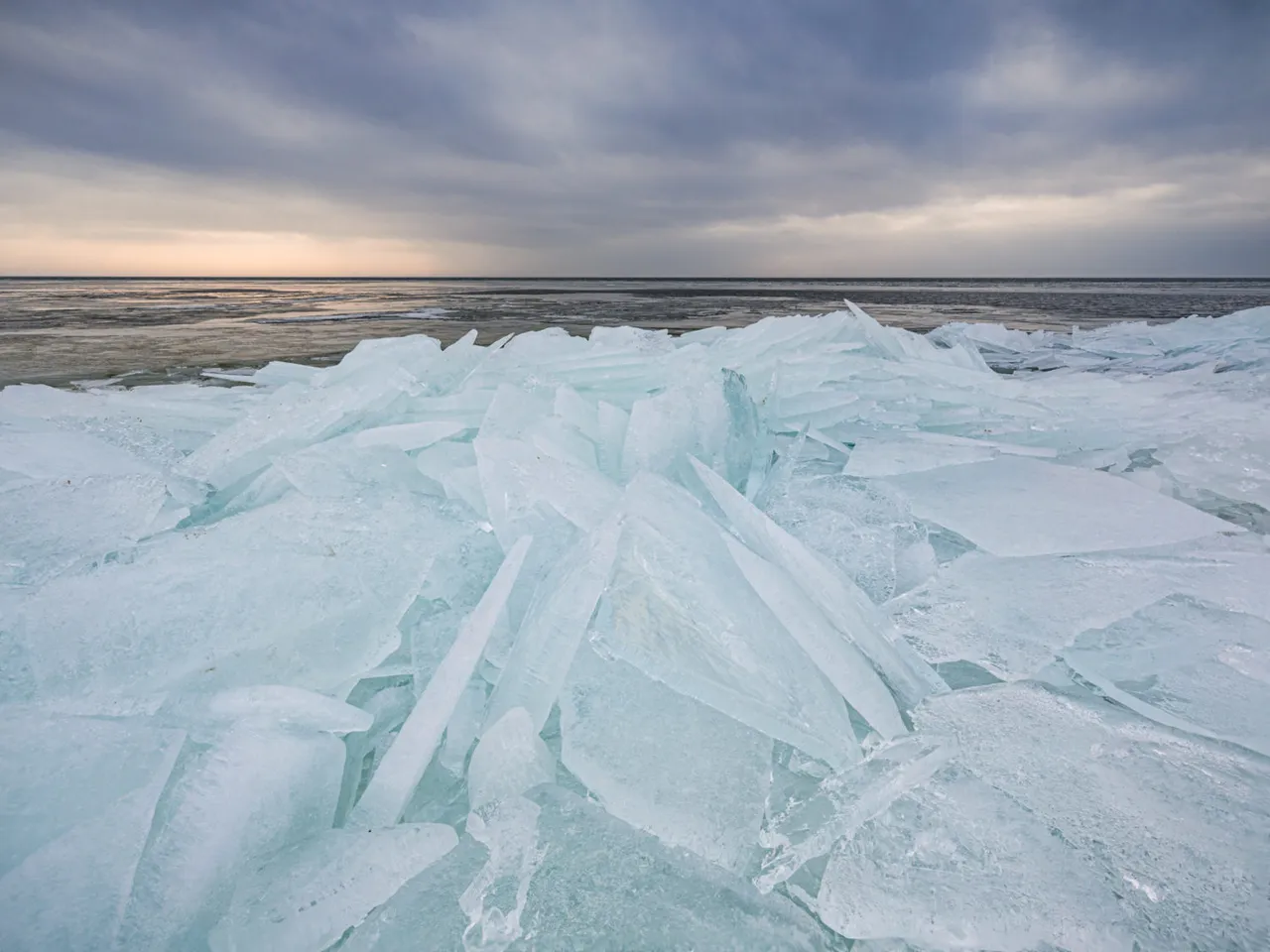 The sky is nice, the ice is beautiful and yet I miss excitement. Time to move to another location!