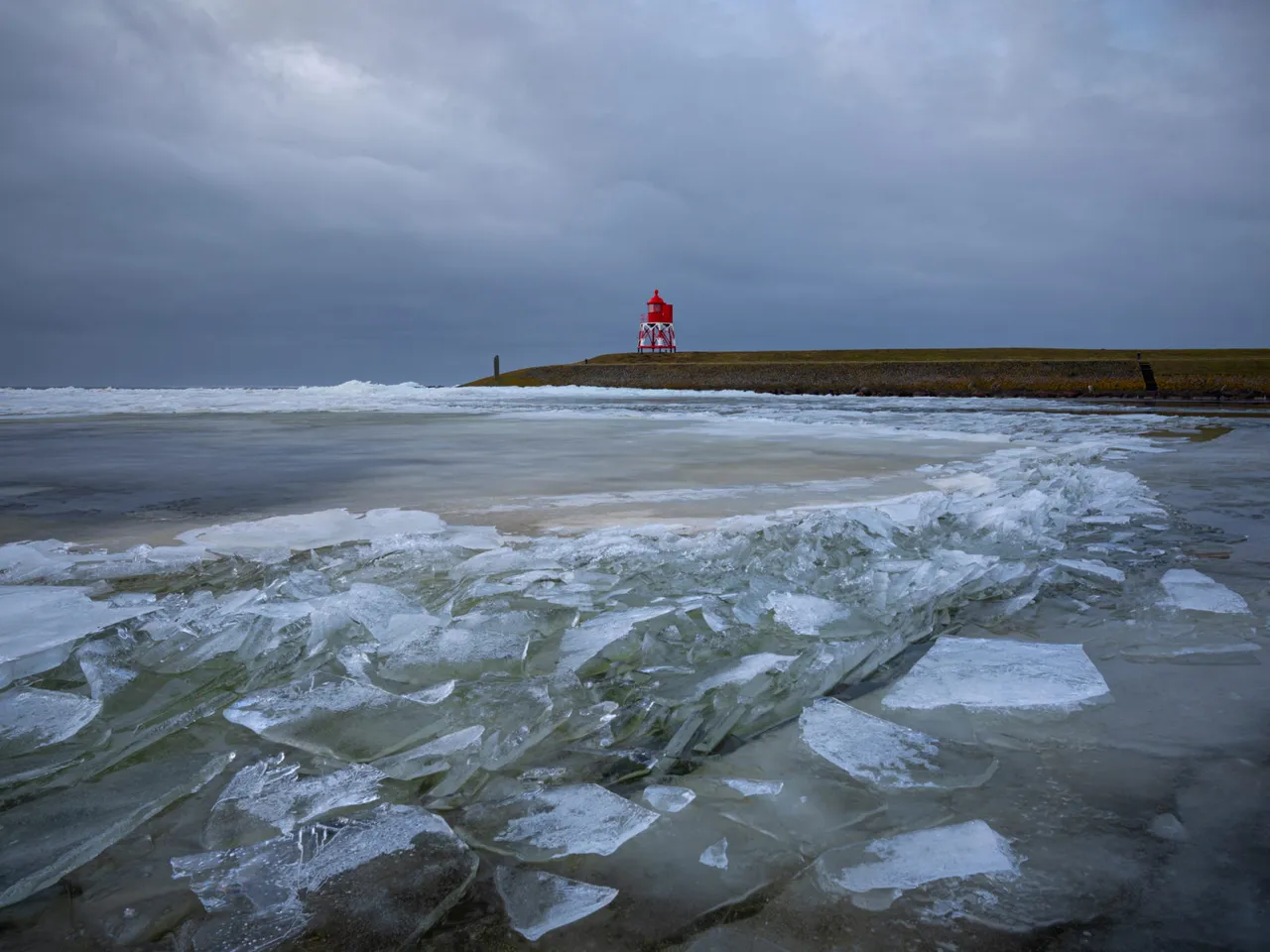 Finally, I got what I want: The light is beautiful, the sky dramatic and the line of broken ice guides the eye through the image!