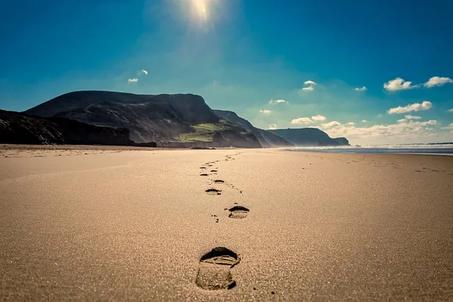 footsteps-3938563_640.jpg