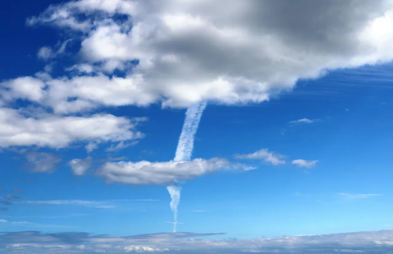 cloud-g6f70f65d4_1920.jpg