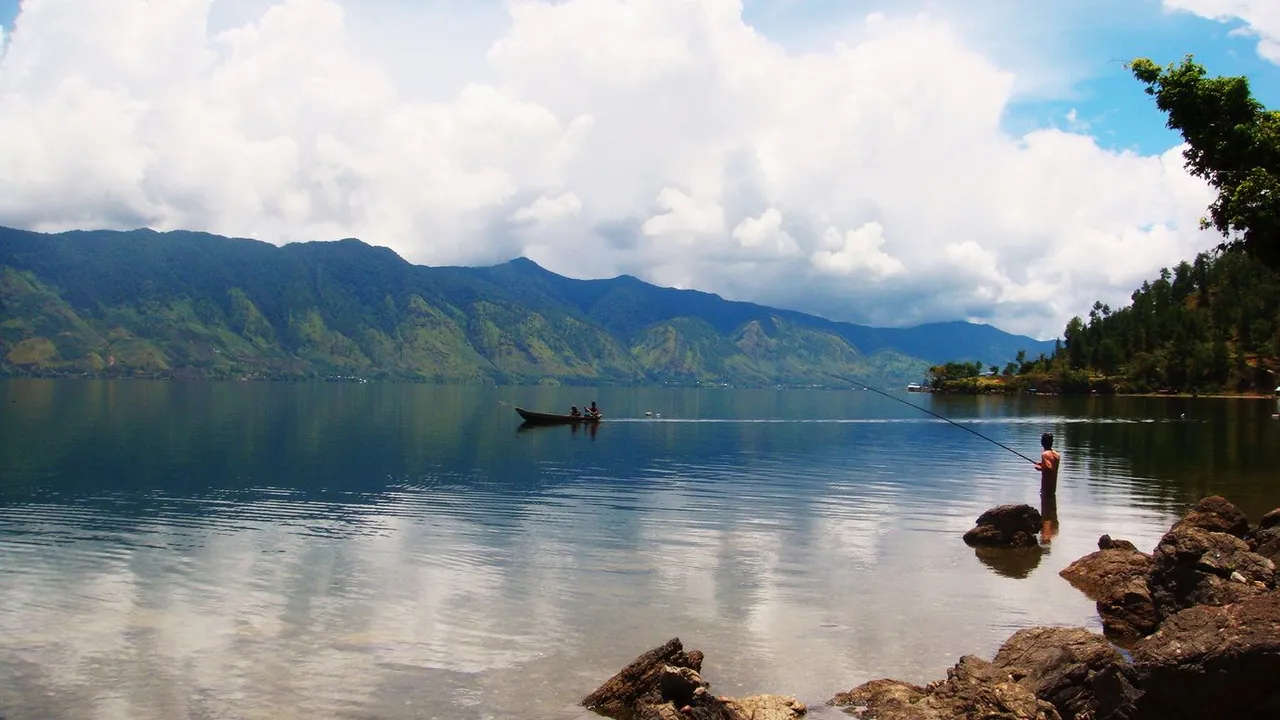 danau lut tawar2.jpg