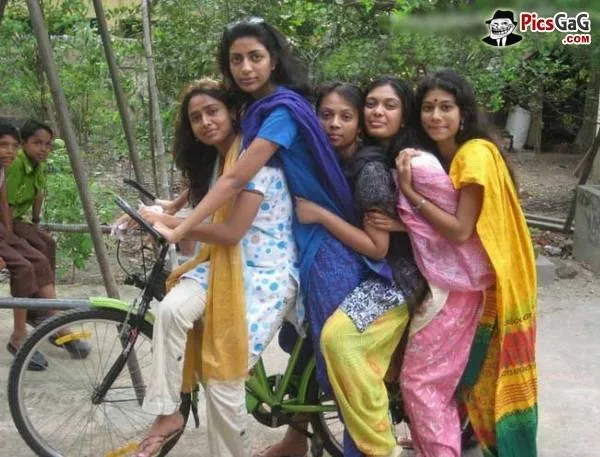 Funny-Girls-On-Cycle.jpg