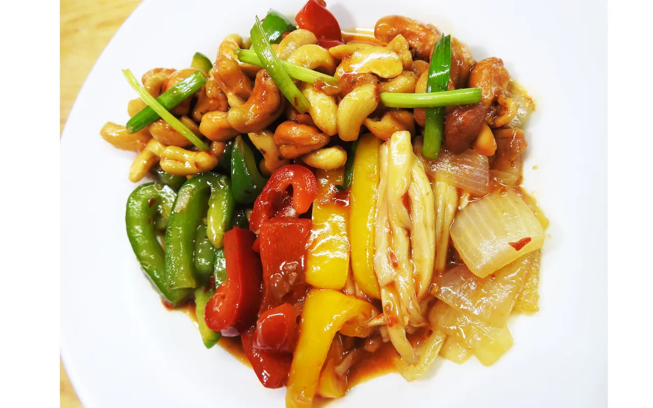 ตัมผักผัดเม็ดมะม่วงหิมพานต์.jpg