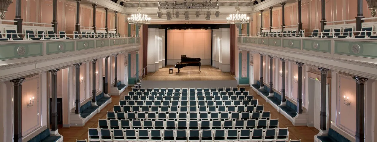 kleiner_saal_sebastian_runge_1.jpg__1270x480_q85_autocrop_crop-smart_cropper-subchapter_header-_subsampling-2.jpg