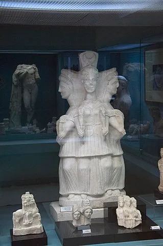 Kütahya archaeological museum Roman period Hecate — Dosseman, CC BY-SA 4.0, via Wikimedia Commons