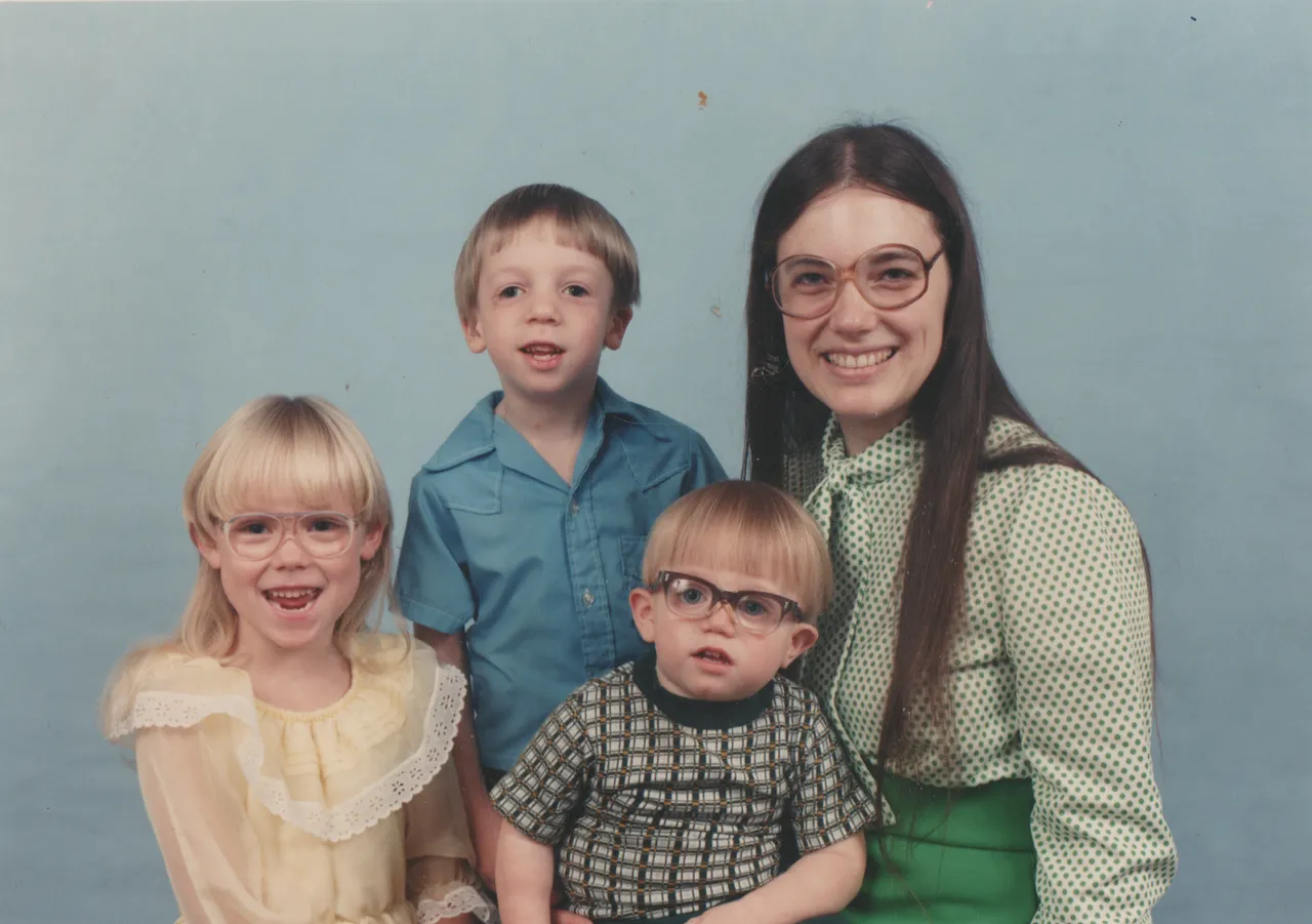 1986-11-01 - Saturday - Rick, Marilyn, Katie, Joey at 20th months, I think I remember this, group photo, entire photo, it says Nov1, larger size file, 1pic.png