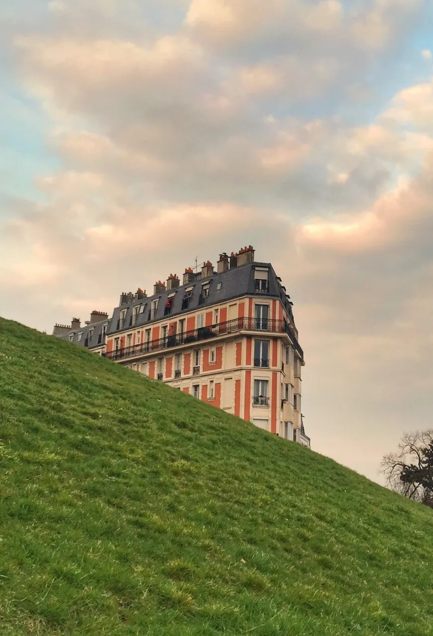 The Sinking House in Montmartre | Rue Margaux