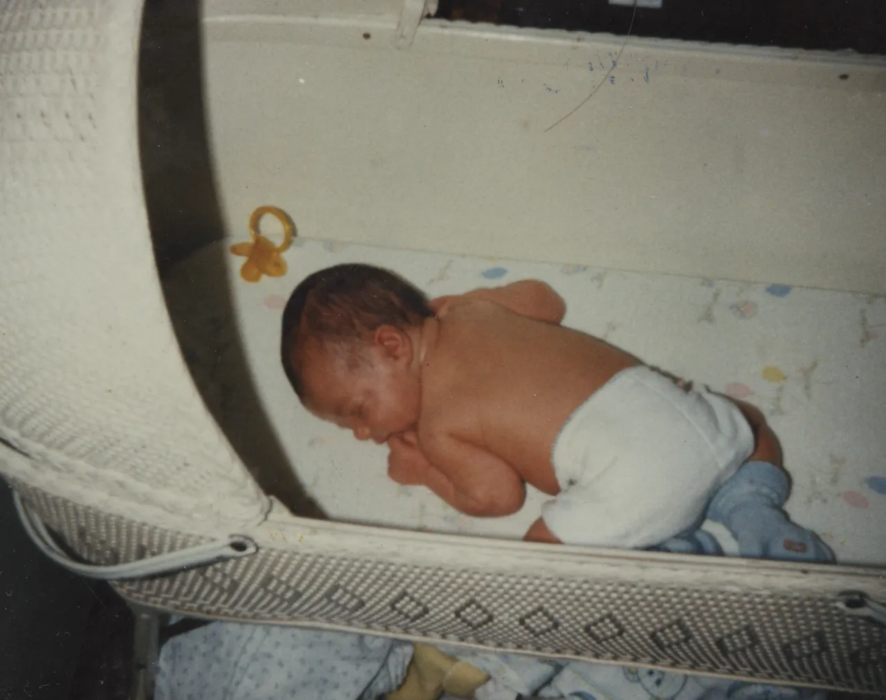 1985-02-11 Joey Arnold Newborn 06 Hospital Crib Laying.png