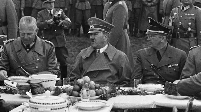 hitler-saat-bersantap-dengan-sajian-buah-di-depannya_20180822_200536.jpg