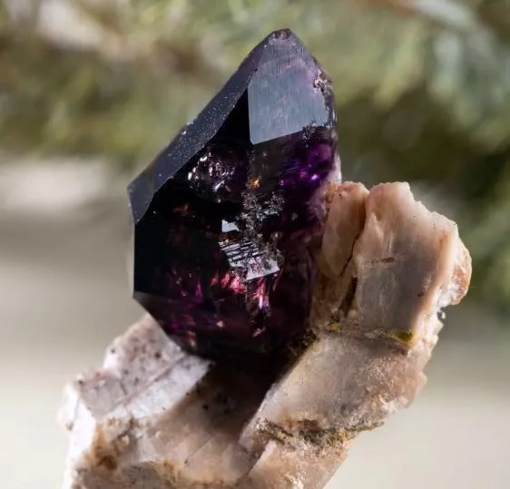 brandberg_dark_amethyst_crystal_on_matrix_namibia_1550386259_0f03ffdb_1_.jpg