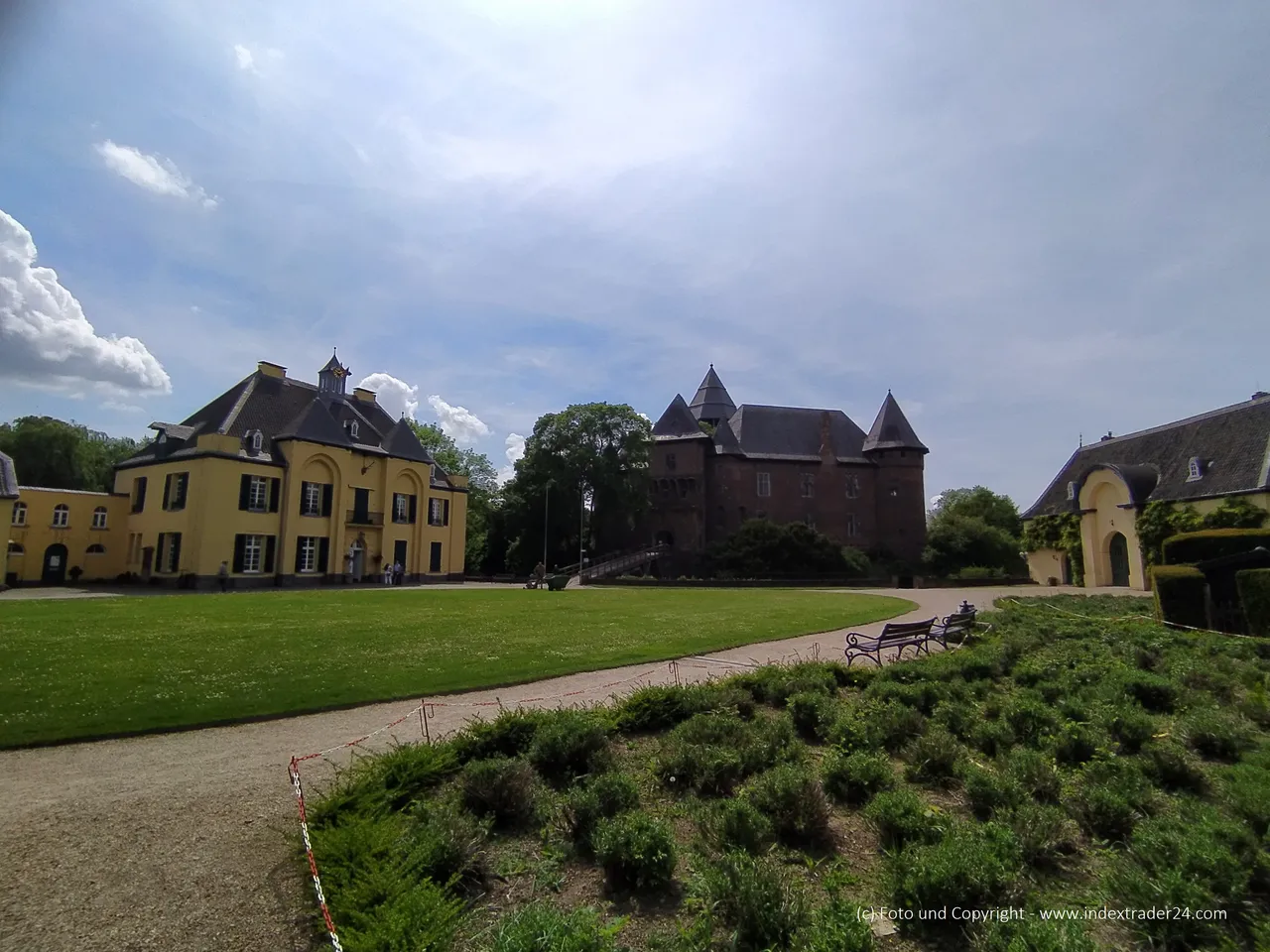 IMG_20220512_134714 Burg Linn Vorburg mit Back und Brauhaus.jpg