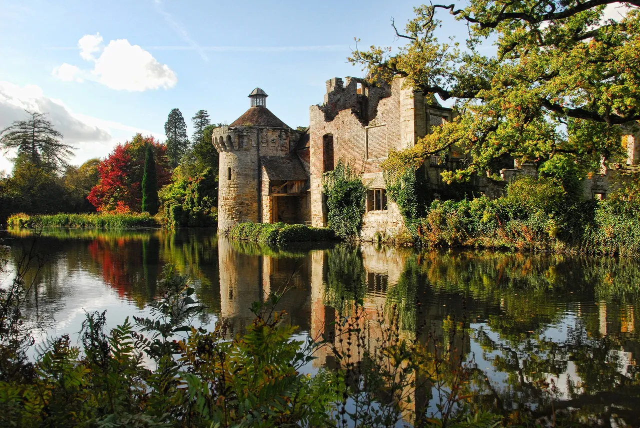 scotney-castle-2370212_1920.jpg