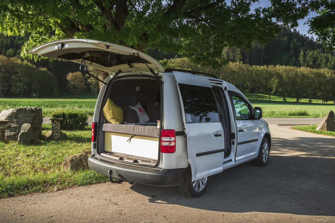 Hive bought me a Volkswagen Caddy III (Caddy 2k) - my Camper Van for photo trips - Johann Piber