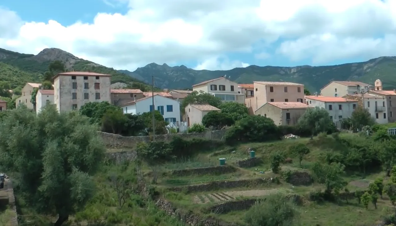 16.-Córcega-(Galerie)-casas.png