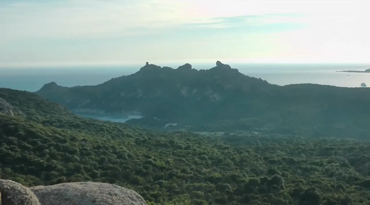 10.-Corsica.tour-Roucher-de-Lion.jpg
