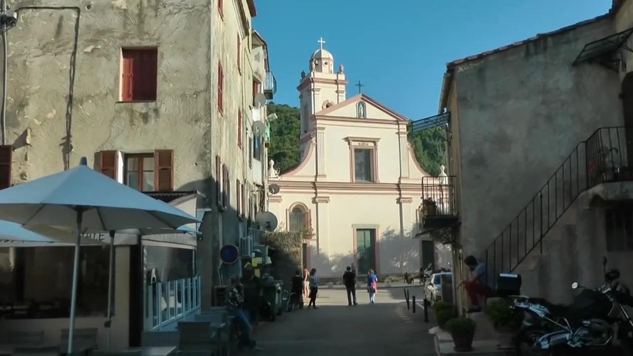 16.-Córcega-(Piana)-iglesia.png