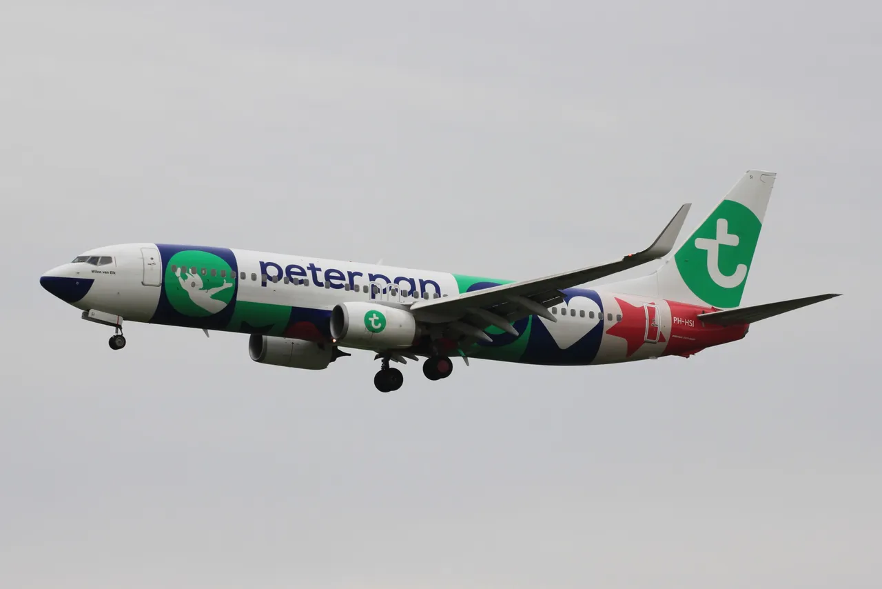 PH-HSI Transavia -B738 WL.JPG