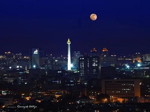 jakarta malam hari monas.jpeg