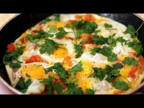 video-shakshouka-baked-eggs-let.jpg