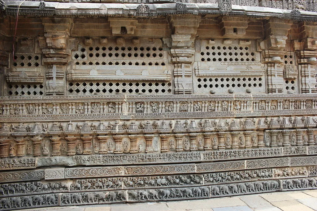 1024px-Perforated_windows_and_decorative_molding_frieze_on_outer_wall_of_mantapa_in_the_Chennakeshava_temple_at_Somanathapura.JPG