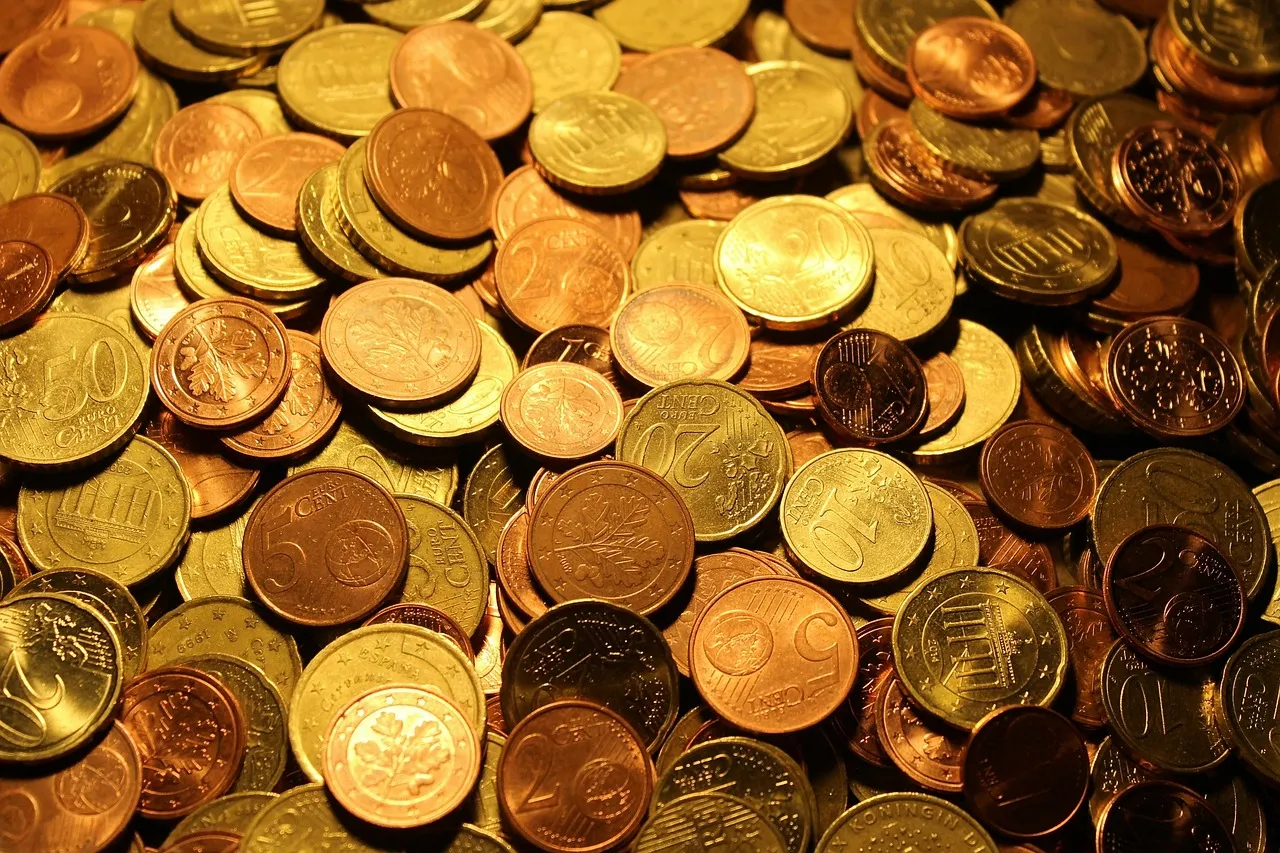 https://cdn.pixabay.com/photo/2014/11/03/11/20/money-515058_1280.jpg