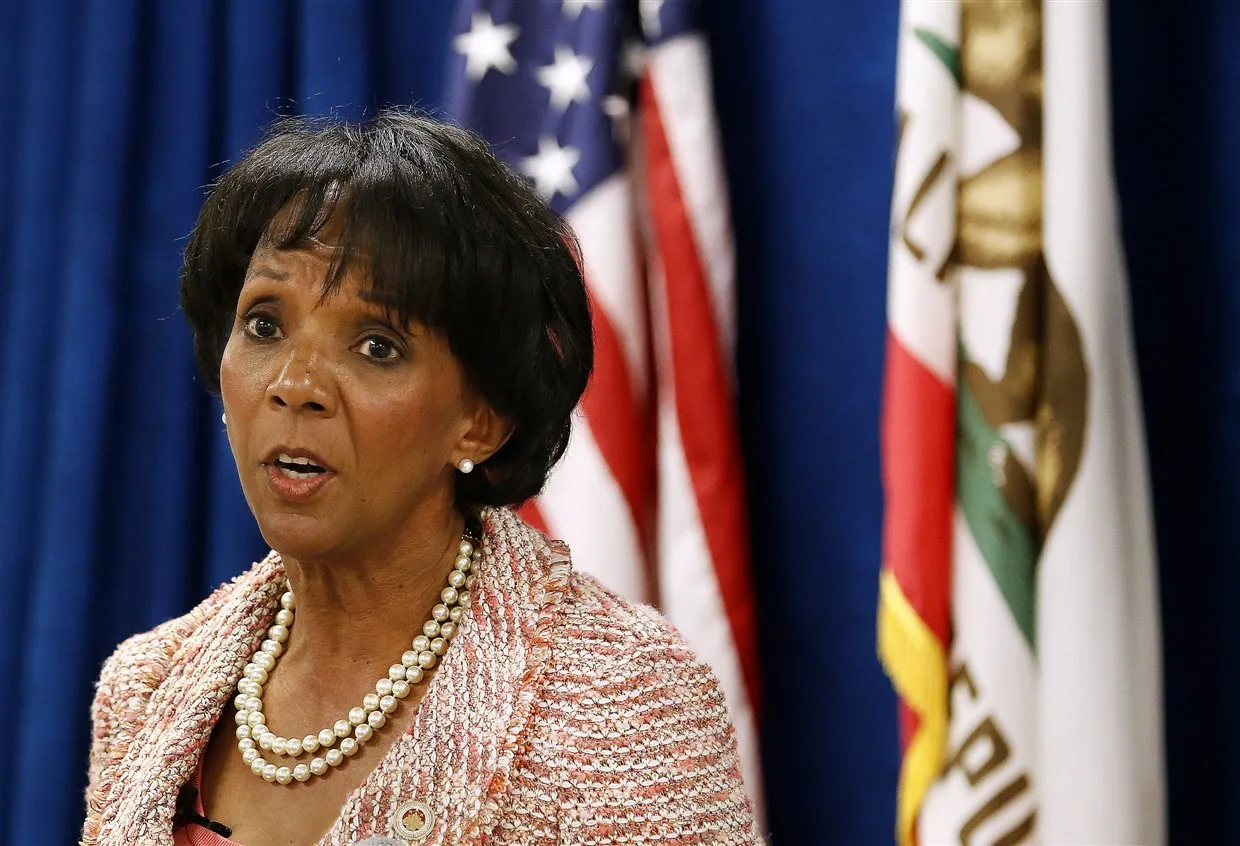 https://www.nbcnews.com/news/us-news/husband-l-district-attorney-charged-pulling-gun-black-lives-matter-n1235807