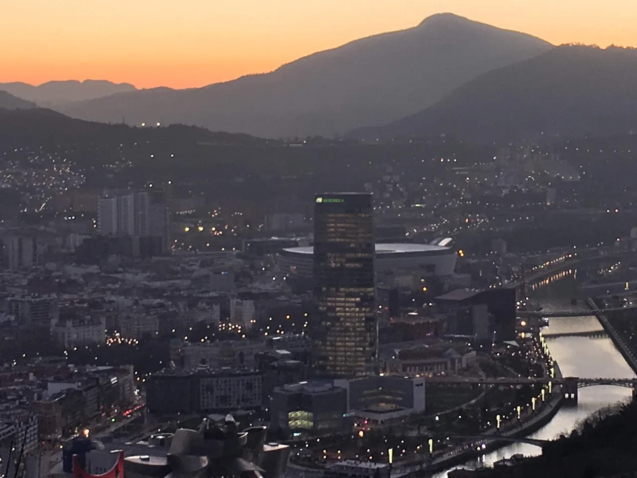 La zona entre la vía y el río - El Museo Guggenheim y el edificio de Iberdrola