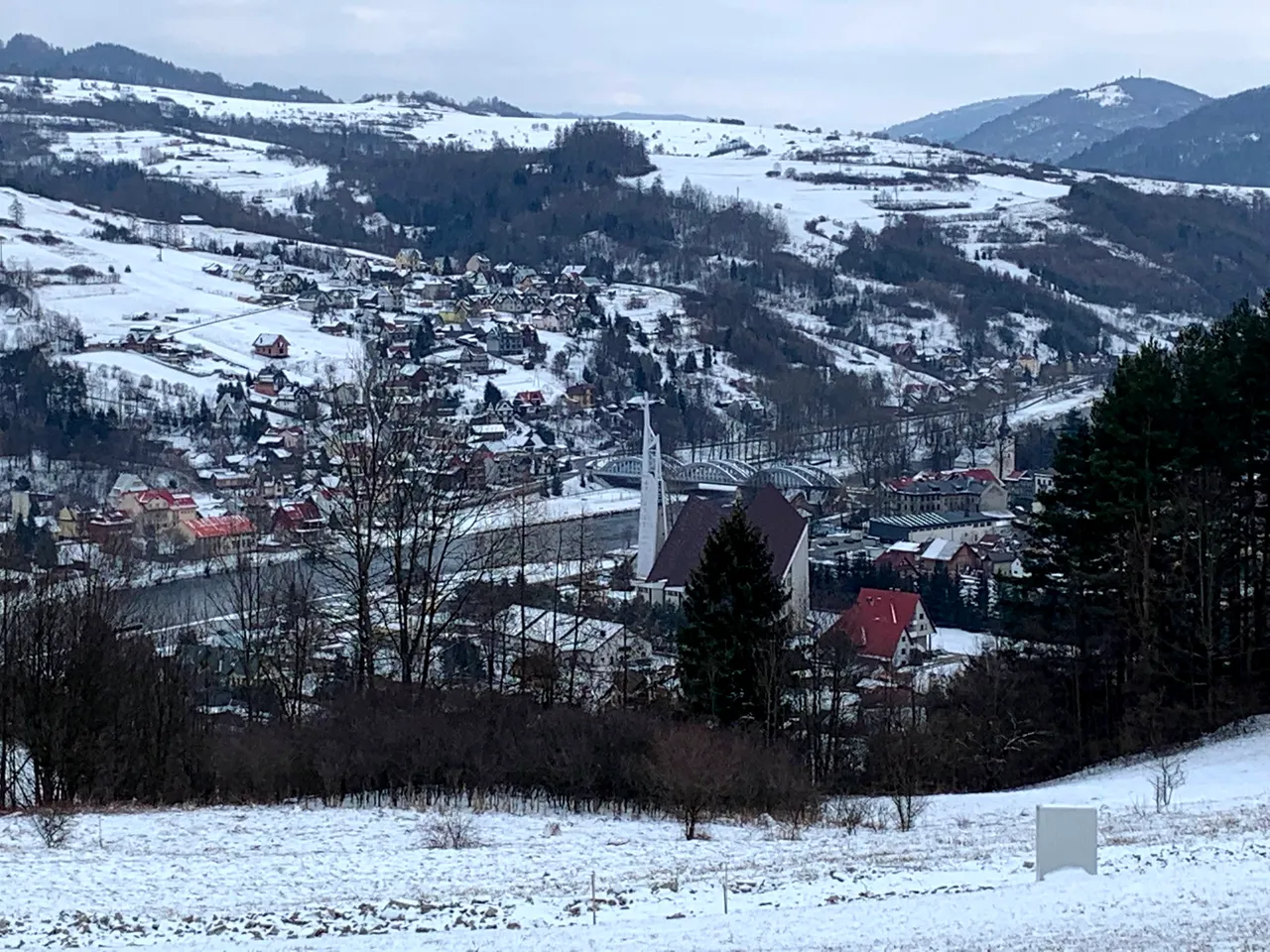 Widok na Krościenko nad Dunajcem z szlaku schodzącego z Lubania