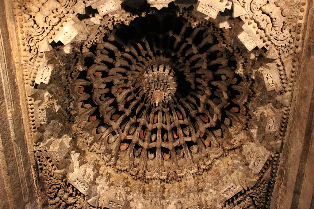 1024px-Domical_bay_ceiling_in_the_mantapa_of_Chennakeshava_temple_at_Somanathapura_6.JPG