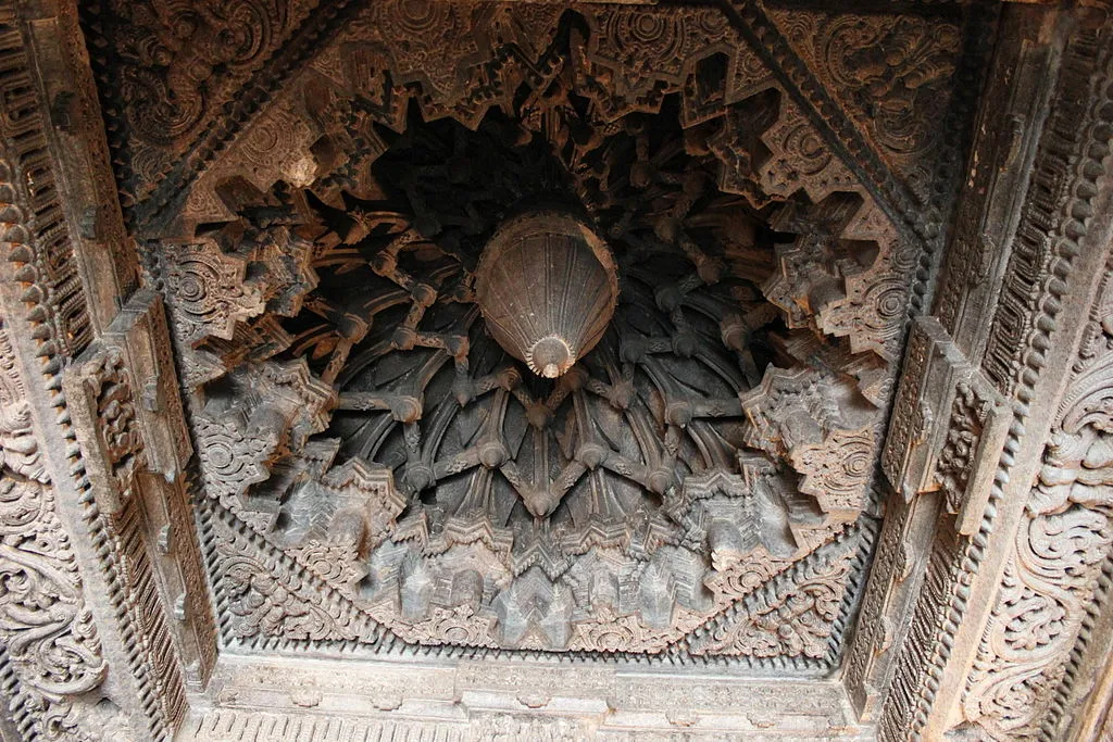 1024px-Domical_bay_ceiling_in_the_mantapa_of_Chennakeshava_temple_at_Somanathapura_2.JPG