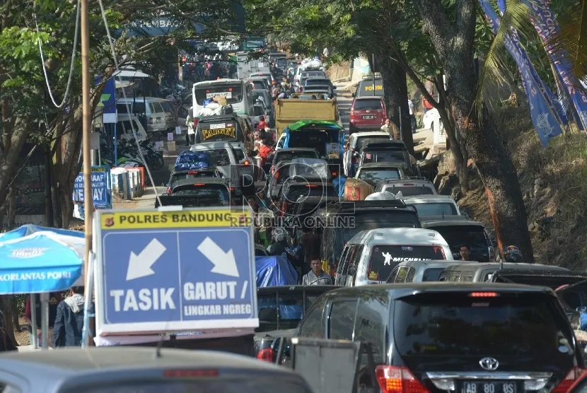 petugas-melakukan-rekayasa-arus-lalulintas-di-jalur-selatan-jabar-_150715154729-900.jpg