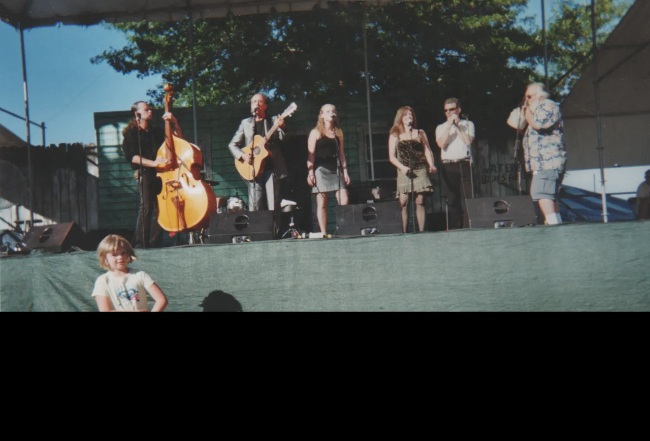 2007-07 - Katie on Stage, Marilyn & Bill went to see her, no dates on these pics, not sure what year or month or where, 6pics-3.png