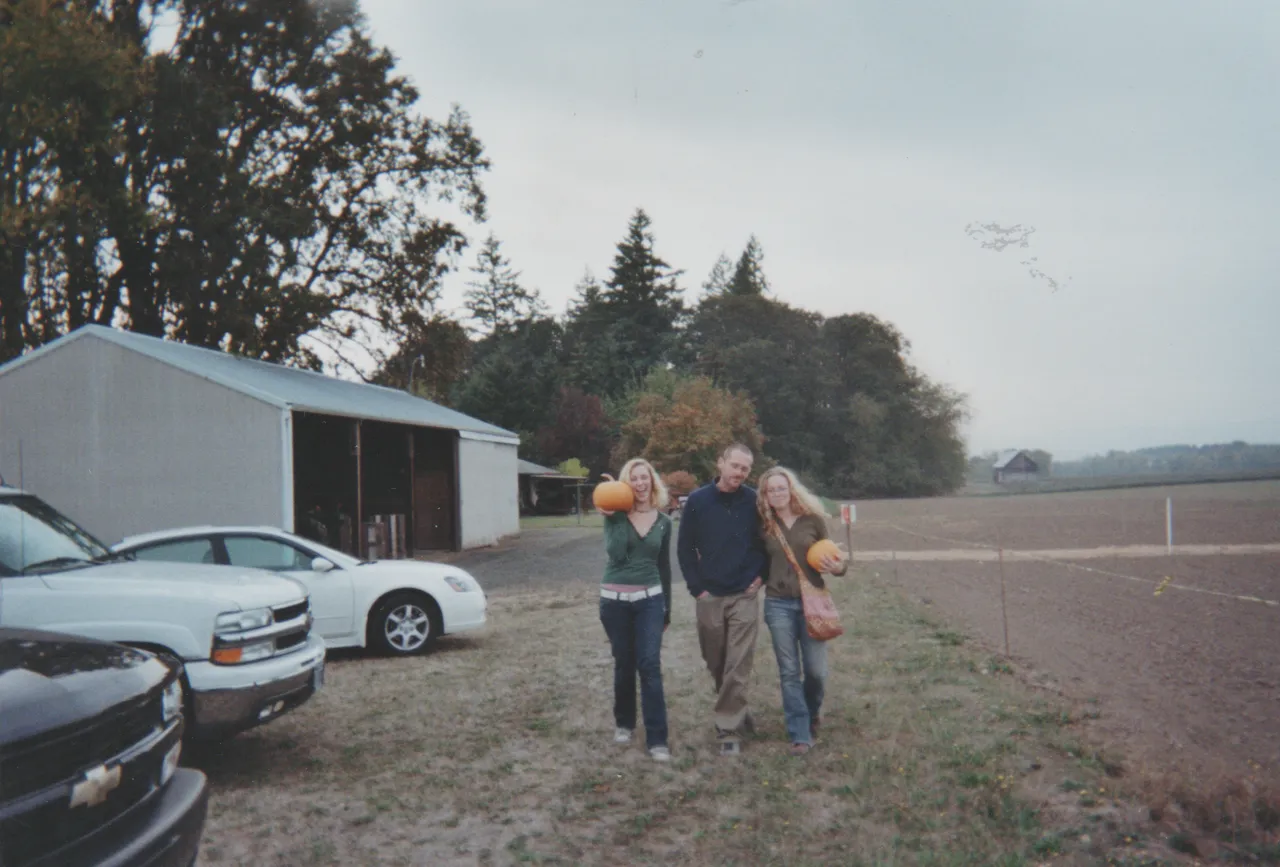 2007-10 - Pumpkin Patch, Katie, BF, Crystal, probably in Oregon before Halloween, no date but probably before 2008 is my guess, 3pics-3.png