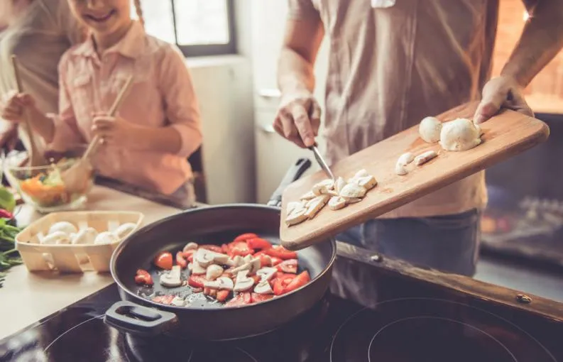 aprende-buen-chef-sin-receta-cocinando.jpg