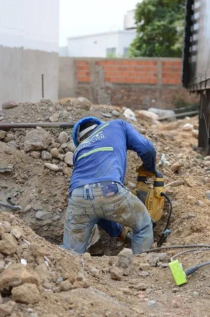 builder-gae8752ed0_640.jpg