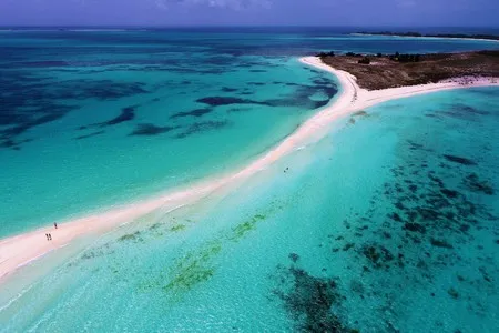 116693360-mar-caribe-los-roques-vacaciones-en-el-mar-azul-e-islas-desiertas-paz-paisaje-fantástico.jpg