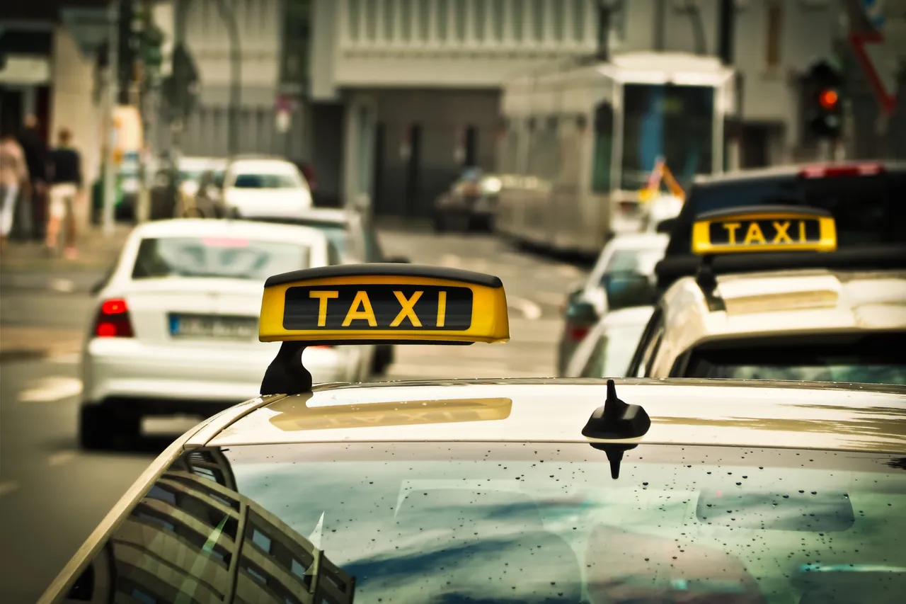 taxi-1515420.jpg