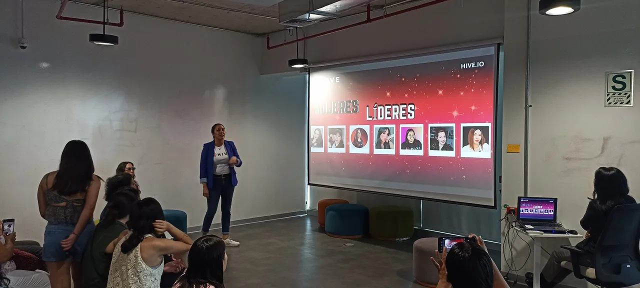 12 Mujeres en Hive.jpg