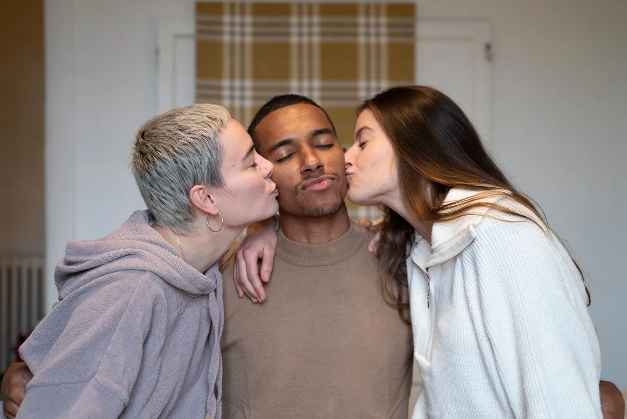 medium-shot-women-kissing-man.jpg